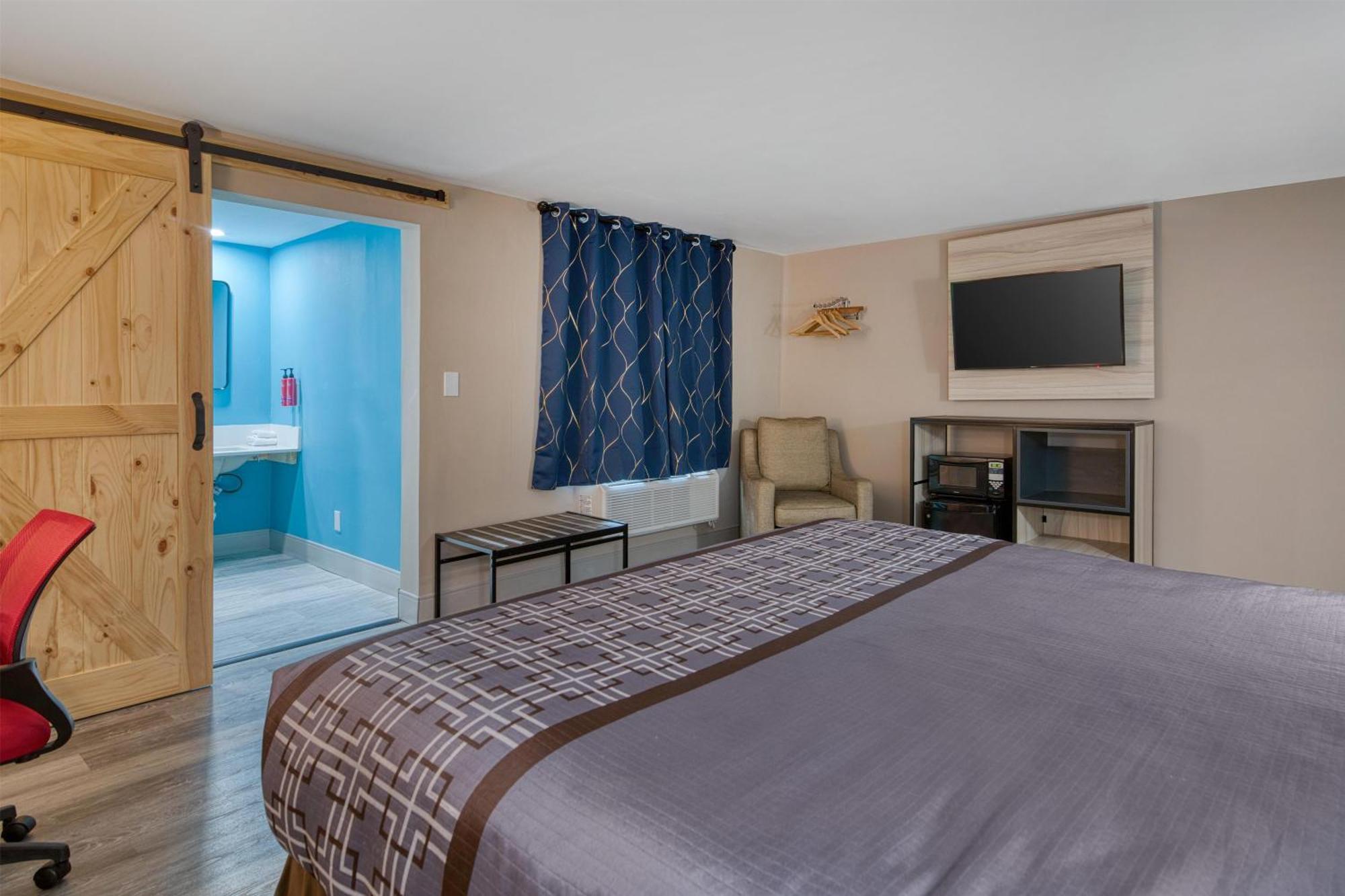 King Room with Mobility Accessible Roll-In Shower